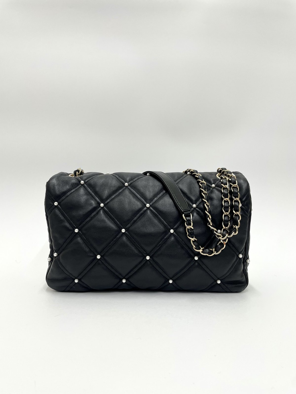 期間限定値下げ！CHANELマトラッセスマホショルダー CHANEL （新品・未使用品）シャネル 19 ナインティーン スモール