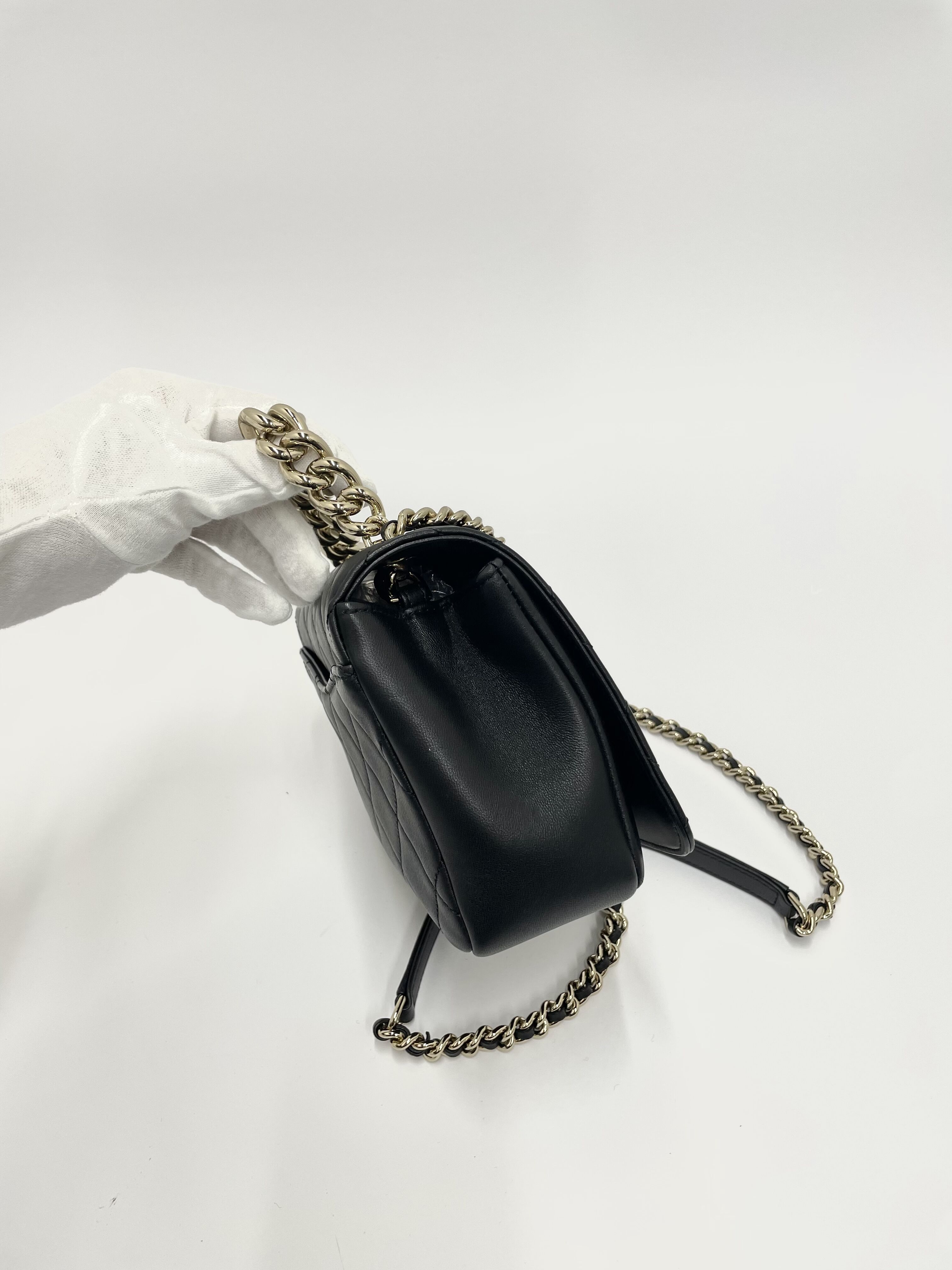 CHANEL ラムスキン マトラッセ ココマーク スタッズ チェーン
