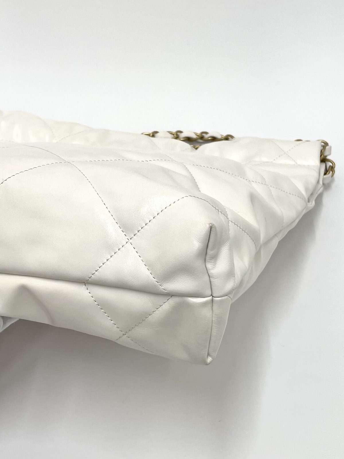 CHANEL ラムスキン 22バッグ 白/マットゴールド金具 ランダム番台