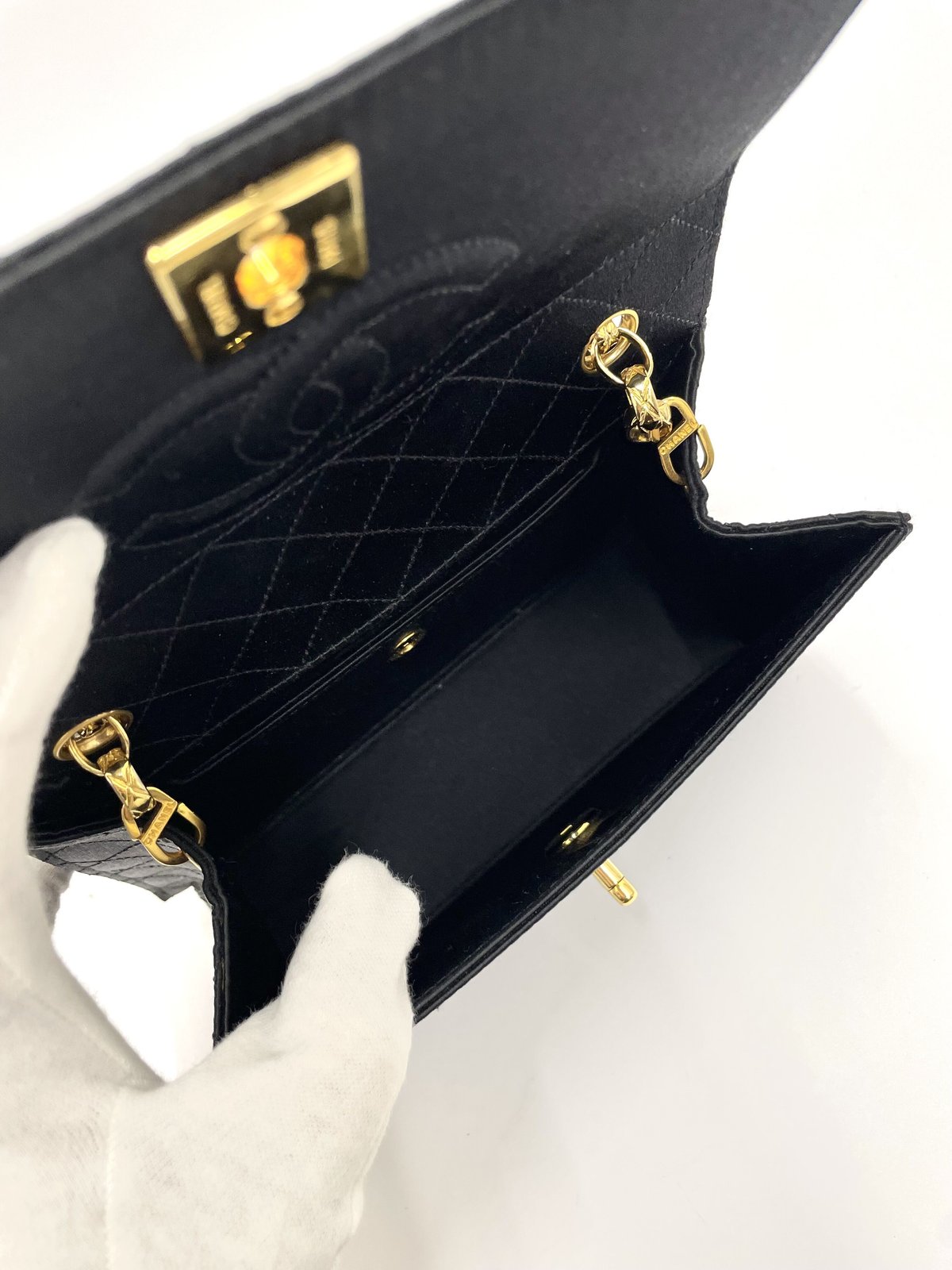 CHANEL 美品 シルクサテン 台形マトラッセ プレートビジューチェーン 