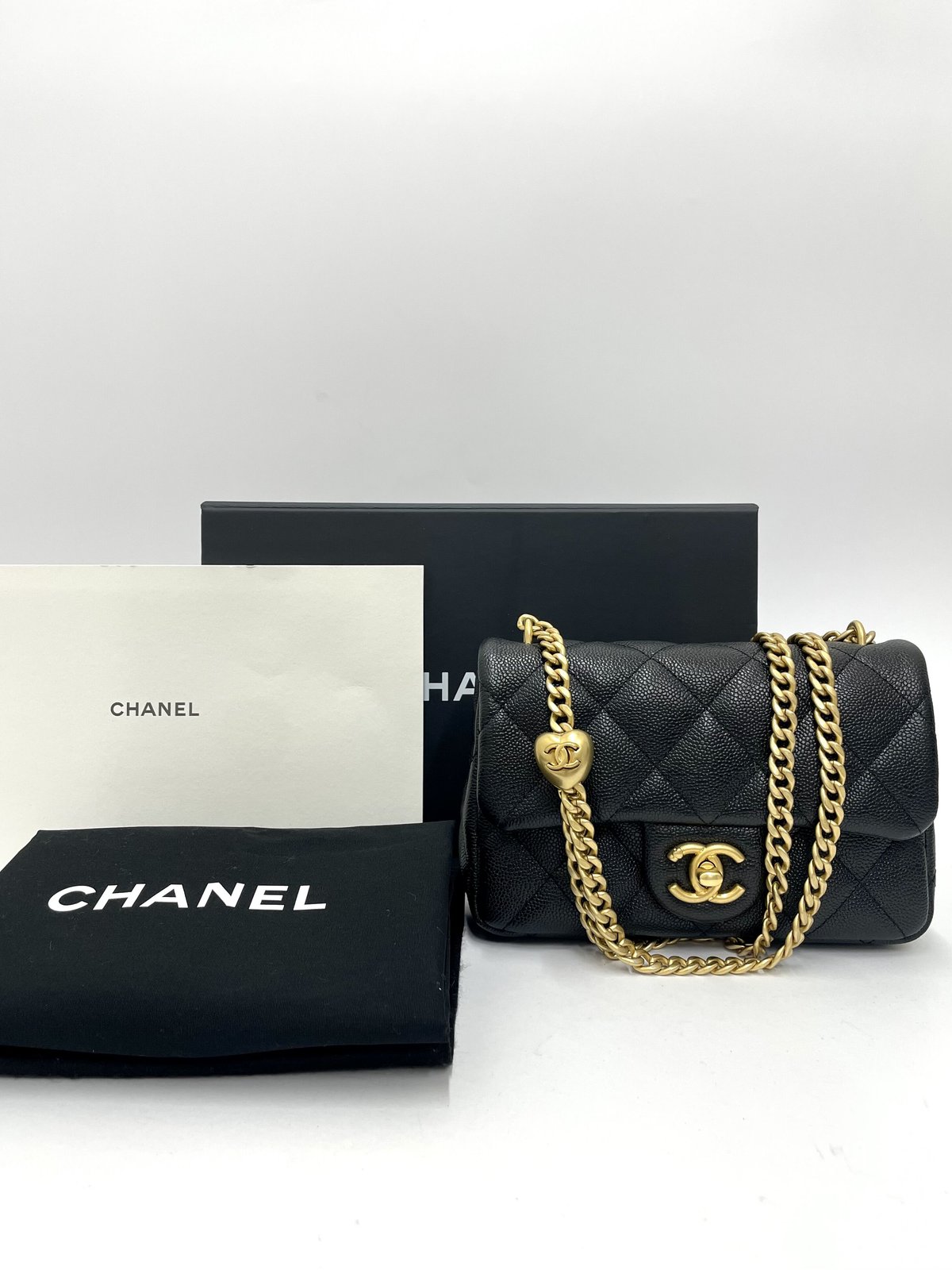 CHANEL 未使用品 キャビアスキン ミニマトラッセ ハートチェーン CHANEL 未使用品 キャビアスキン ミニマトラッセ ハートチェーン