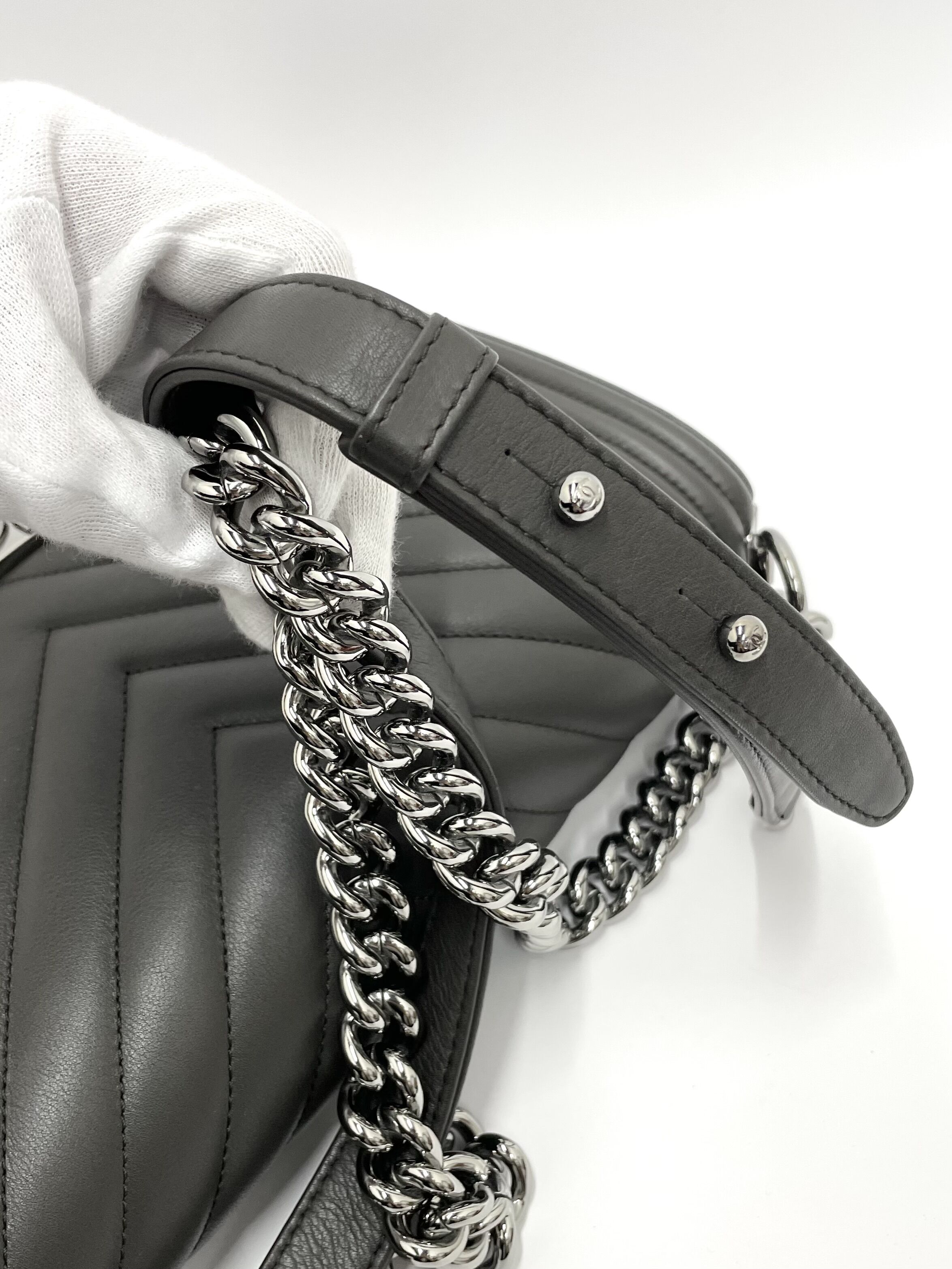 CHANEL ボーイシャネル Vステッチ チェーンショルダーバッグ 