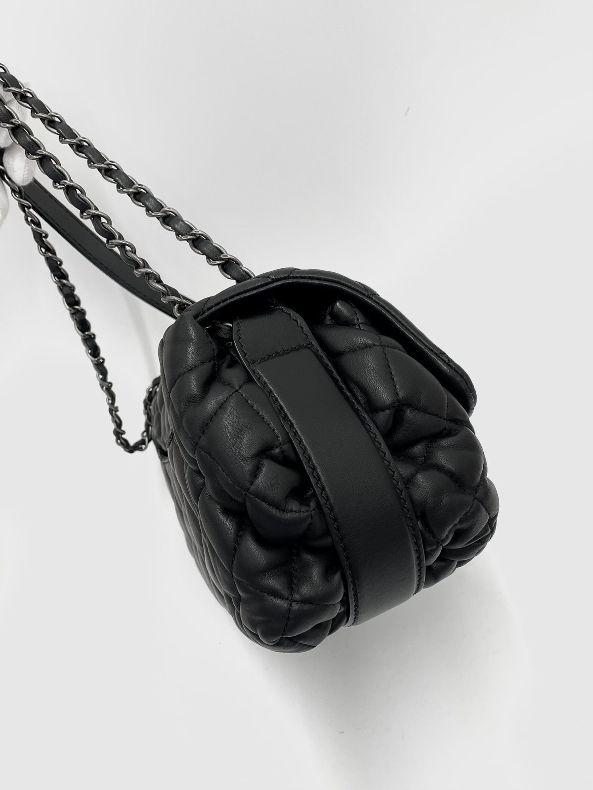 CHANEL ラムスキン マトラッセ チェーンショルダーバッグ 18番台 CHANEL ラムスキン マトラッセ チェーンショルダーバッグ 18番台
