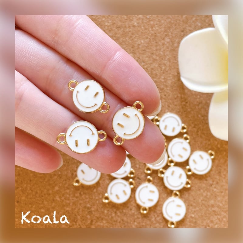 1ヶ】ニコちゃん ホワイトスマイル 両カン付パーツ | koala_parts