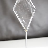 ダイヤ型　クリアクォーツ（マイカ入り）【A】スタンド付き