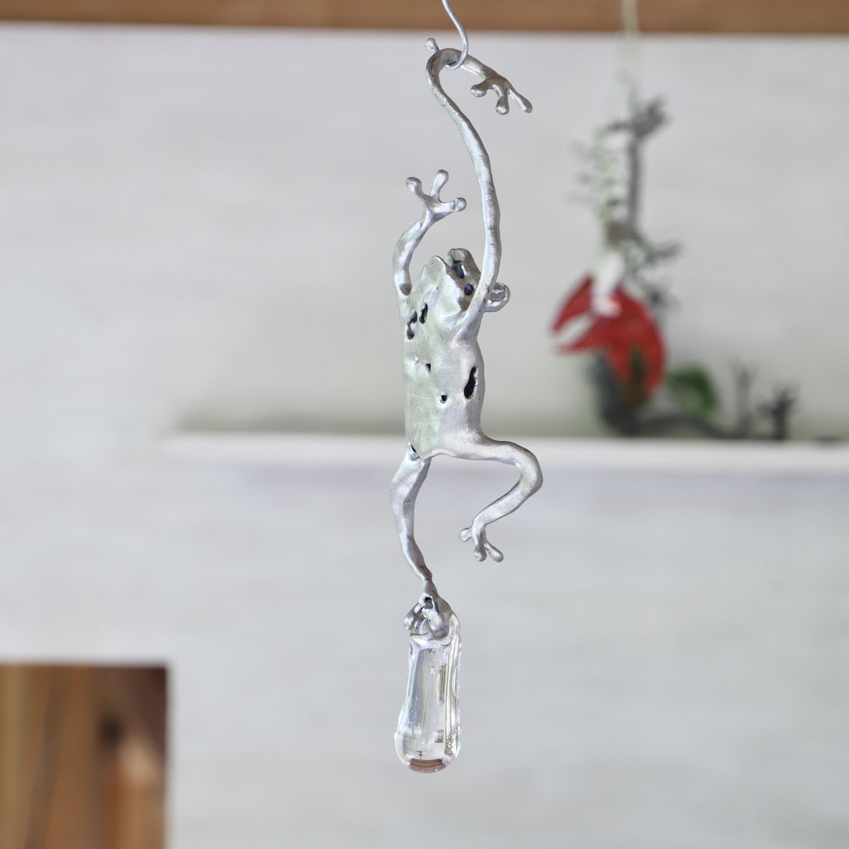 細見 博子 コンテンポラリーアート蝶々をつかもうとする 蛙