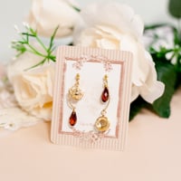 紅茶のしずくピアス｜紅茶 ピアス ハンドメイド アシンメトリー チタンポスト クリスタル ビーズ 可愛い おしゃれ