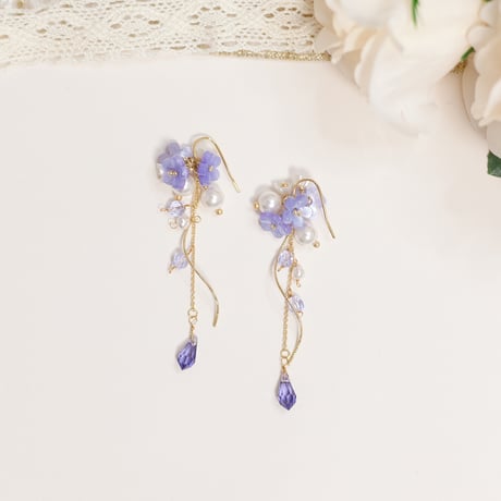 ネモフィラブーケのロングピアス｜花束 チェコビーズ クリスタル 春色ピアス 青い花 金具ゴールドカラー プレゼント