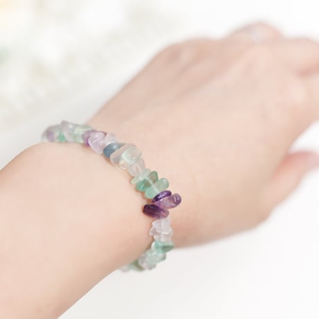 フローライトのさざれ石ブレスレット｜天然石 癒しカラー 800円のプチプラアクセ 内径約15cm シンプルデザイン 重ね