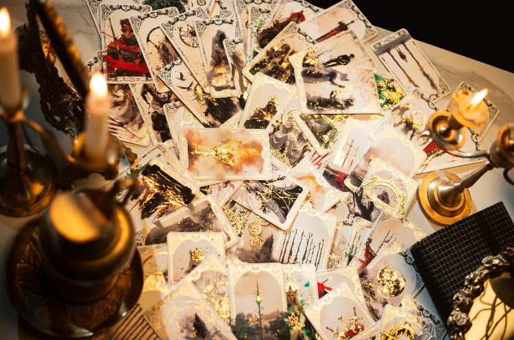 ホワイトアビスタロットカード｜作者直輸入・希少デッキ | タロクル