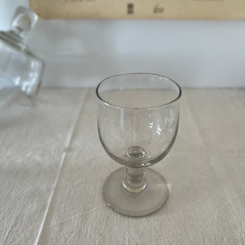 いびつなかたちのシンプルなワイングラス | Cécil Le deuxième Brocante