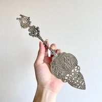 繊細な模様のケーキサーバー