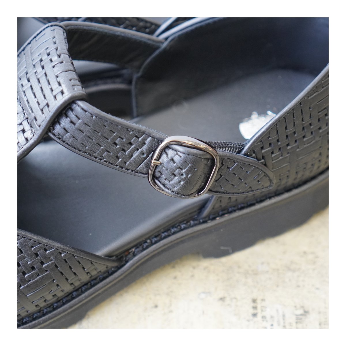 今週限定Tomo&Co EMBOSSED CZECH GURKHA SANDAL EMBOSSED CZECH GURKHA SANDAL - IDIOME | ONLINE SHOP 熊本の