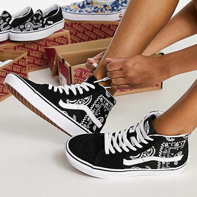 Vans バンズ ペイズリー バンダナ柄 ハイカットスニーカー 黒 Vans バンズ ペイズリー バンダナ柄 ハイカットスニーカー 黒