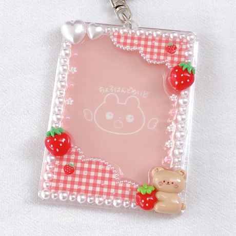 いちご抱っこくまちゃん、B8サイズキーホルダー付き