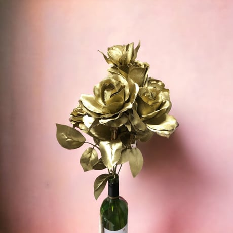 高級感のあるゴールドのバラ