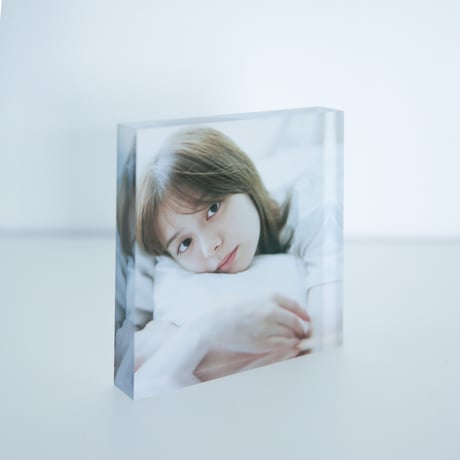 紺野彩夏 アクリルキューブ2 （写真集「透」より）