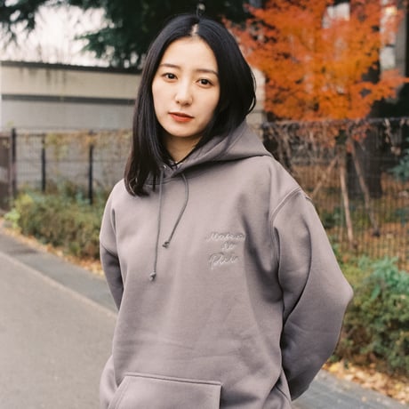 高田里穂パーカー グレー