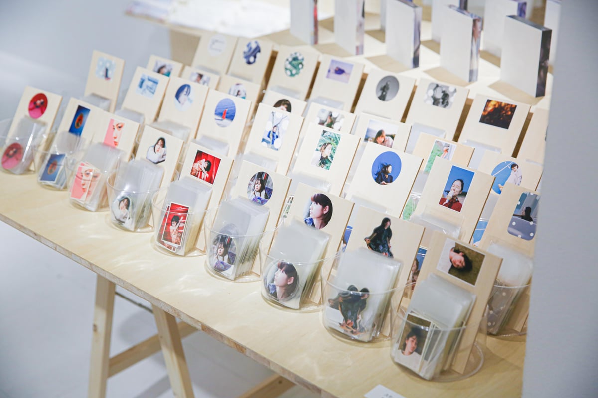 鳴海唯×女鹿成二 ステッカー 女優展 in PARCO | ギローチェ 鳴海唯×女鹿成二 ステッカー 女優展 in PARCO | ギローチェ