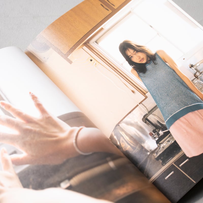 今森茉耶 写真集「東京路地裏散歩 meets seju」 | ギローチェ