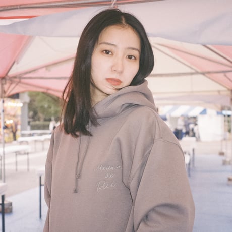 高田里穂パーカー グレー