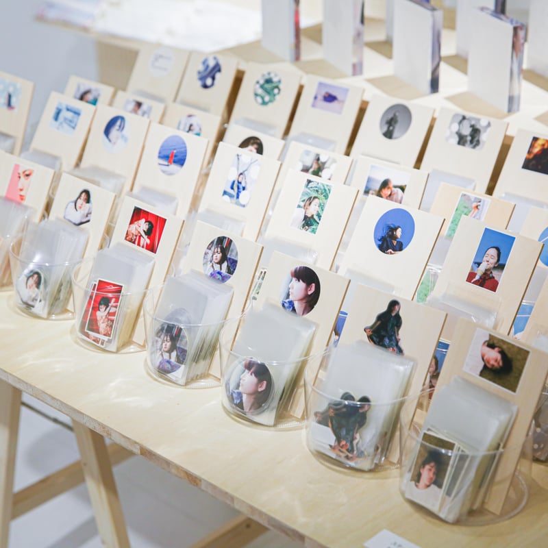 池田エライザ×増田彩来 ステッカー 女優展 in PARCO | ギ