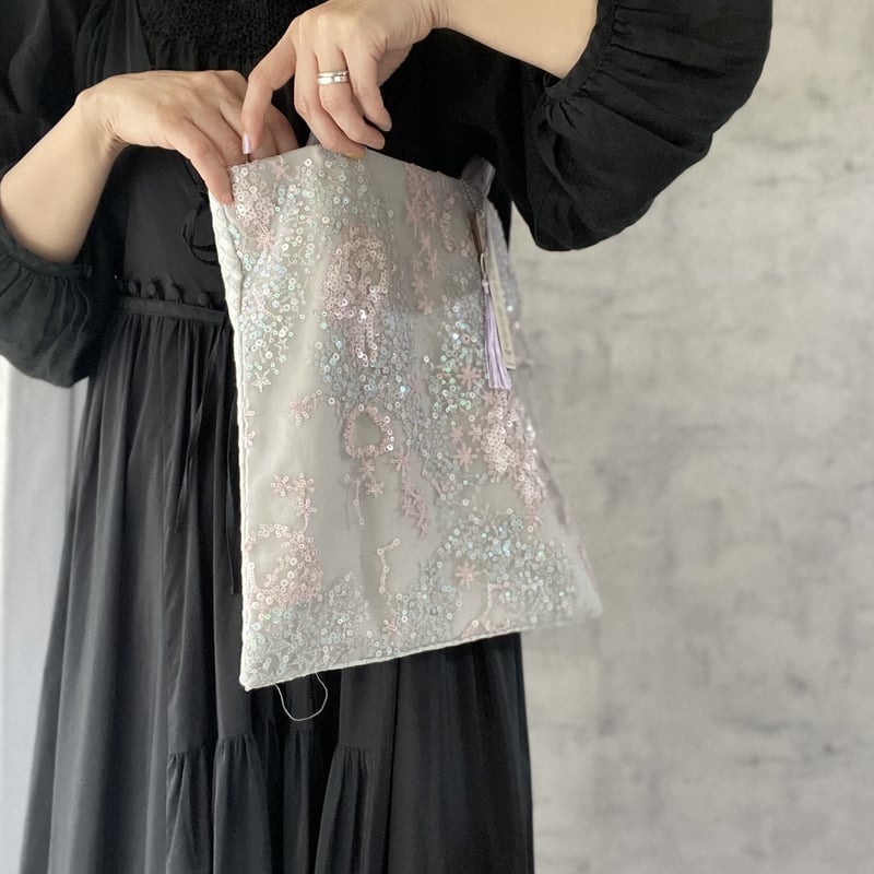 エトロの素敵な素敵なバックです。刺繍やスパンコール、すべて素敵ですよ。 白いペイズリーに可愛いプリントが映えるエトロの新作バッグ