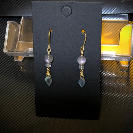 ピンク パープル ラブラドライト ダイヤカット 天然石ピアス