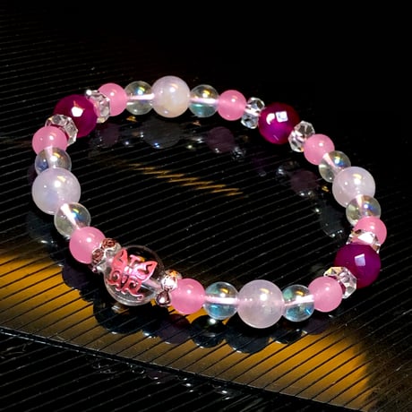アゲハ ピンク 彫り 水晶 バタフライ ラズベリーカラー カルセドニー 天然石 蝶々ブレスレット