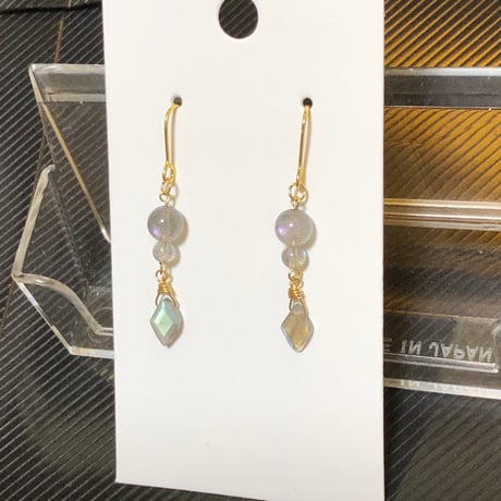 ピンク パープル ラブラドライト ダイヤカット 天然石ピアス
