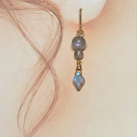 ピンク パープル ラブラドライト ダイヤカット 天然石ピアス