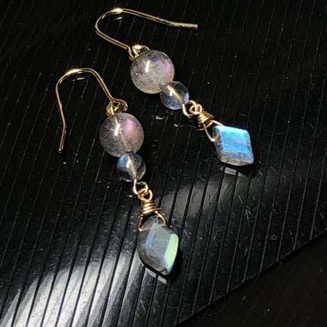 ピンク パープル ラブラドライト ダイヤカット 天然石ピアス