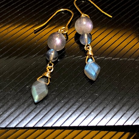 ピンク パープル ラブラドライト ダイヤカット 天然石ピアス