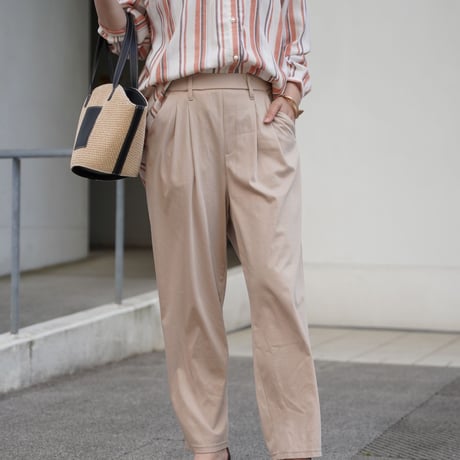 タックテーパードパンツ