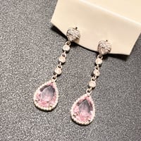 ピンクの揺れるピアス