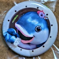 サバヨのぞき見缶バッチ
