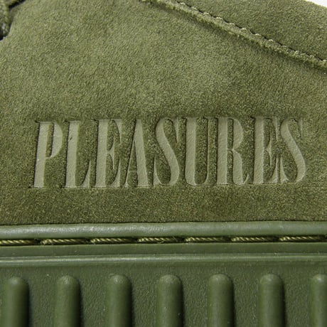Clarks × PLEASURES ／ クラークス × プレジャーズ　Torhill DRGNLo トーヒルドラゴンロー  スエードレザーシューズ オリーブ ｜ オールシーズン　（No.370826