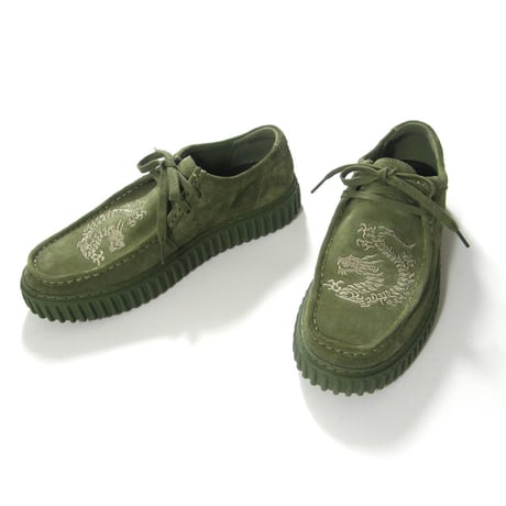 Clarks × PLEASURES ／ クラークス × プレジャーズ　Torhill DRGNLo トーヒルドラゴンロー  スエードレザーシューズ オリーブ ｜ オールシーズン　（No.370826