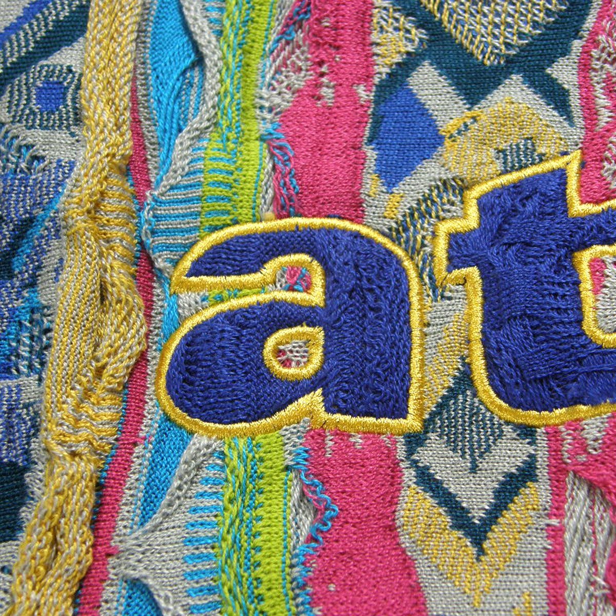 【正規品】希少 即完売 COOGI atmos マルチカラー ニット 刺繍 総柄 正規品】希少 即完売 COOGI atmos マルチカラー ニット 刺繍 総