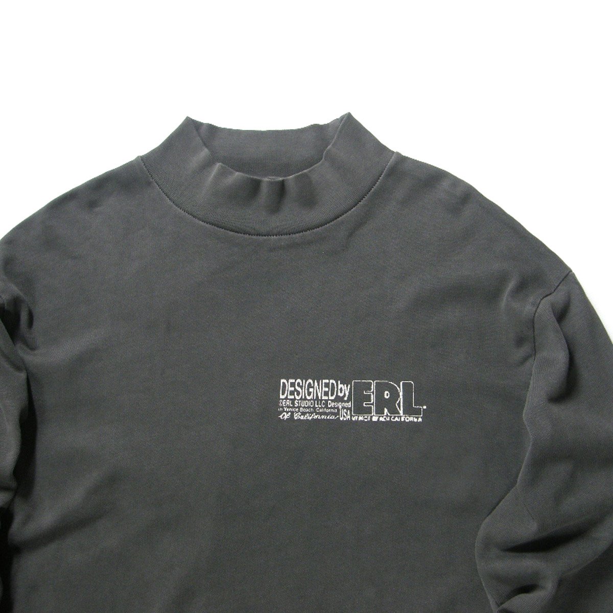 ERL ／ イーアールエル モックネックカットソー UNISEX MAKE BELIEVE E