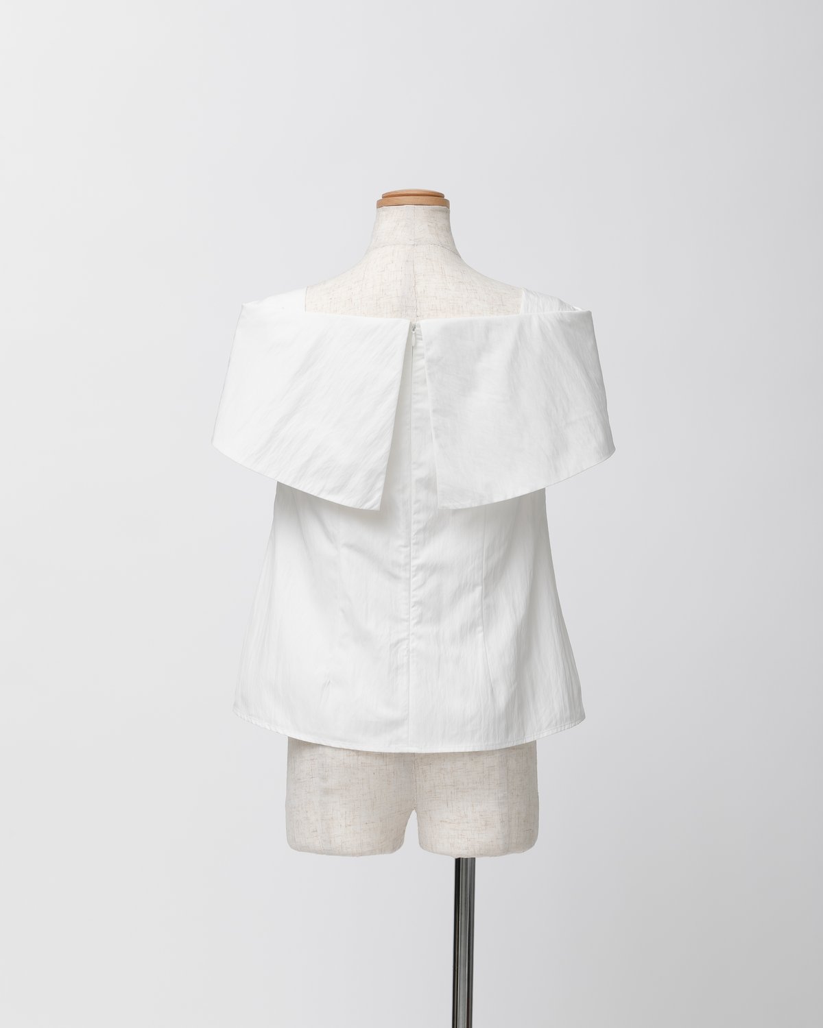 8/23まで。売切！新品タグ付き elu. エル オーロラブラウス 白 M Aurora blouse summer -white- | elu