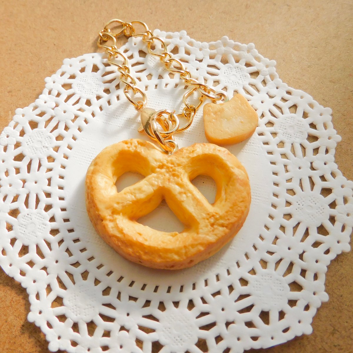 ぬいぐるみ  pretzel bag charm Amuseables Pretzel Bag Charm - Official Jellycat