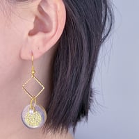 いのりの耳環・菱 小（星宿り）｜菱形リング小サイズのギベオン入りフックピアス