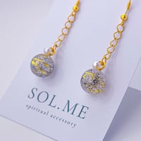 ゆれる珠（星宿り）｜ギベオン入り球体型のチェーンフックピアス