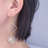 いのりの耳環・菱 大（星宿り）｜菱形リング大サイズのギベオン入りフックピアス
