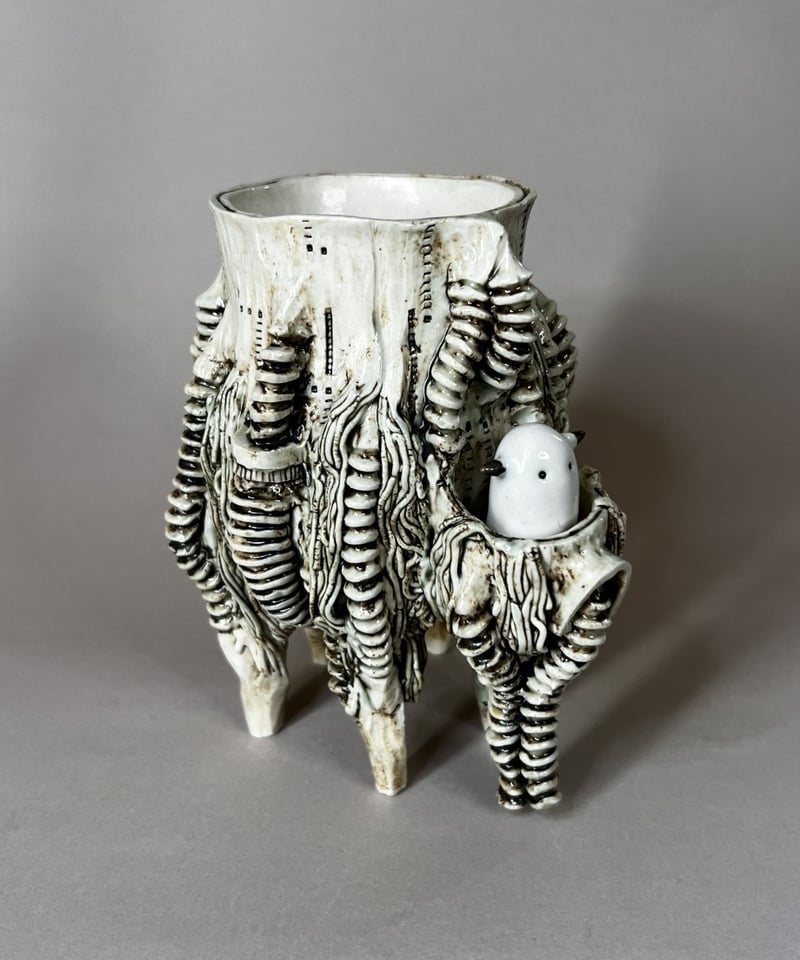 白型超構造体鉢・多脚：蜂42 | どろどろかぶり｜ハンドメイド植木鉢の販売