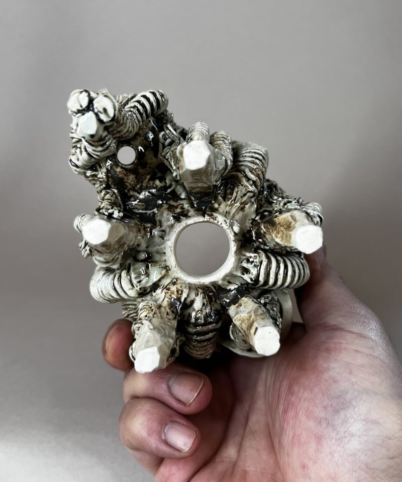 白型超構造体鉢・多脚：蜂42 | どろどろかぶり｜ハンドメイド植木鉢の販売