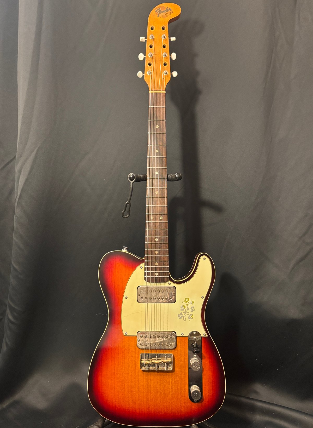 アカイ エレキベースボディ と ネック AKAI ギターを組み立てる - Guitar notes in a hutch