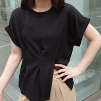 タック入りフレンチスリーブスリットTシャツ