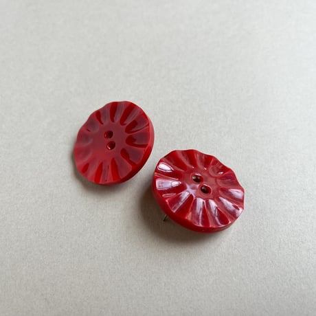 波うつボルドーのビンテージボタンピアス/ Vintage Button Piers Bordeaux